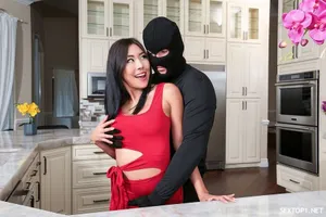 Một nữ hoàng váy ngắn xinh đẹp, dịu dàng, trưởng thành, đôi chân dài gợi cảm mặc lụa đen quyến rũ với cặp mông to quá gợi cảm, không thể cưỡng lại được việc liếm mút mạnh mẽ và bơm nhanh...