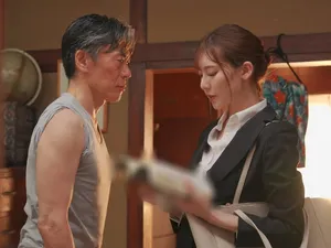 Sau đó, người phụ nữ ăn chuối đã phân tích tin tức. Nguồn: Andromeda vô cảm