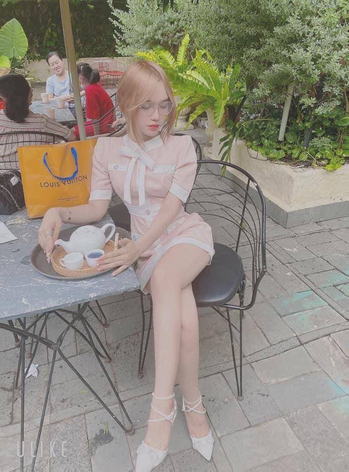 KTV quan hệ với một nữ sinh viên da trắng, mũm mĩm, theo giai điệu của bản nhạc, và bộ ngực của cô ấy lắc lư theo nhịp điệu